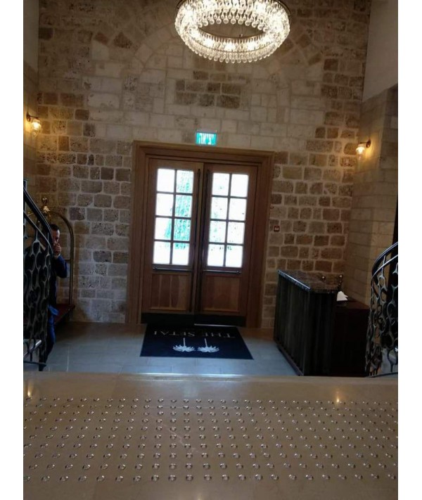 Read more about the article מוצרי הנגשה -כפתורי נירוסטה על שיש בקדיחה -מלון סטאי