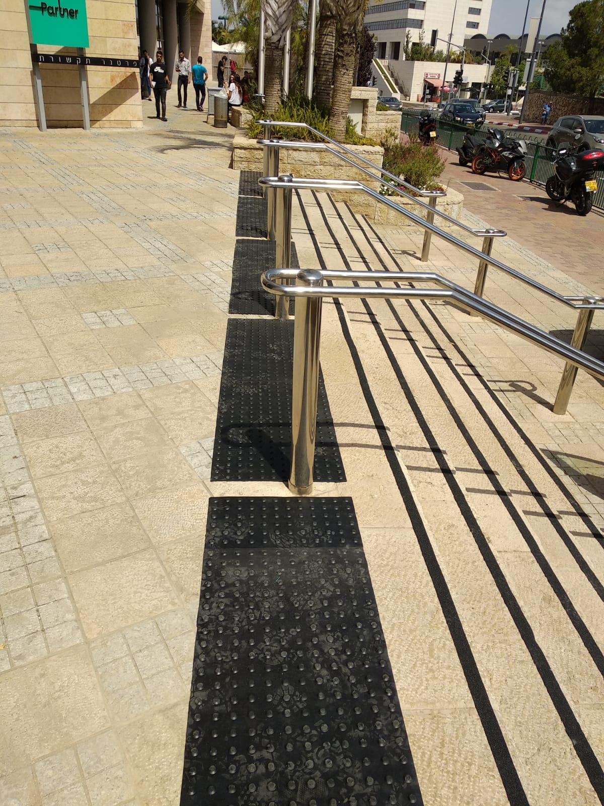 Read more about the article משטח אזהרה בטיחותי- מותקן בפרטנר ראש העין