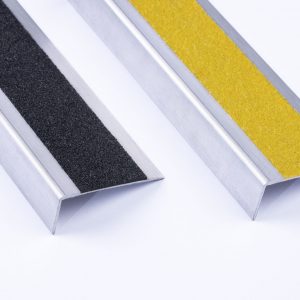 זווית הנגשה אלומיניום ‘בטיחותי’ עם קורבורנדום